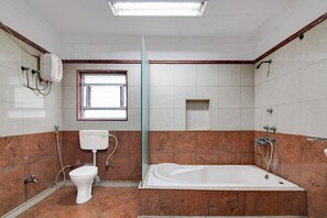Classic-Doppelzimmer, Badewanne | Badezimmer | Handtücher, Seife, Shampoo, Toilettenpapier