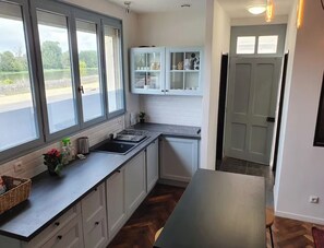 Fridge, microwave, stovetop, dishwasher