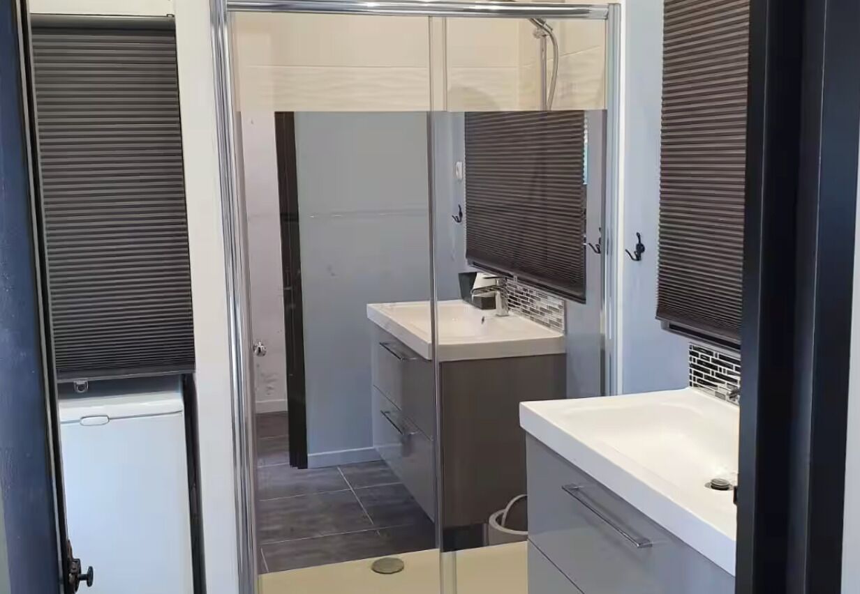 Sèche-cheveux, serviettes fournies, savon, papier toilette