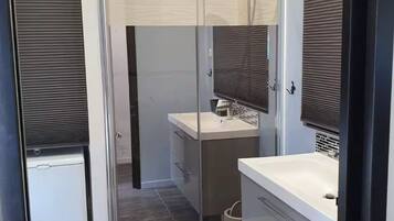 Sèche-cheveux, serviettes fournies, savon, papier toilette