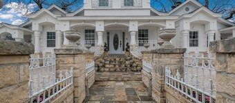 Majestic 6BR Victorian Sleeps 25 with Arcade, 85" TV, BBQ, Air Hockey, Ping Pong