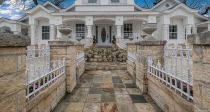 Majestic 6BR Victorian Sleeps 25 with Arcade, 85" TV, BBQ, Air Hockey, Ping Pong