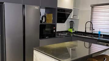 Apartment, 3 Bedrooms, Balcony | Private kitchen | Microwave, oven, stovetop, cookware/dishes/utensils
