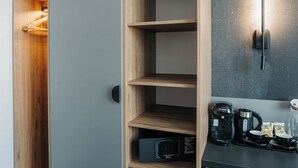 Rom – deluxe | Minibar, safe på rommet, skrivebord og skrivebord for bærbar PC