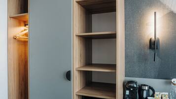 Deluxe Room | In-room safe, desk, laptop workspace, soundproofing