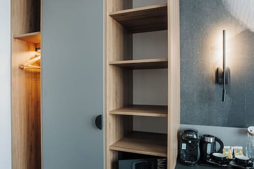 Minibar, coffres-forts dans les chambres, bureau
