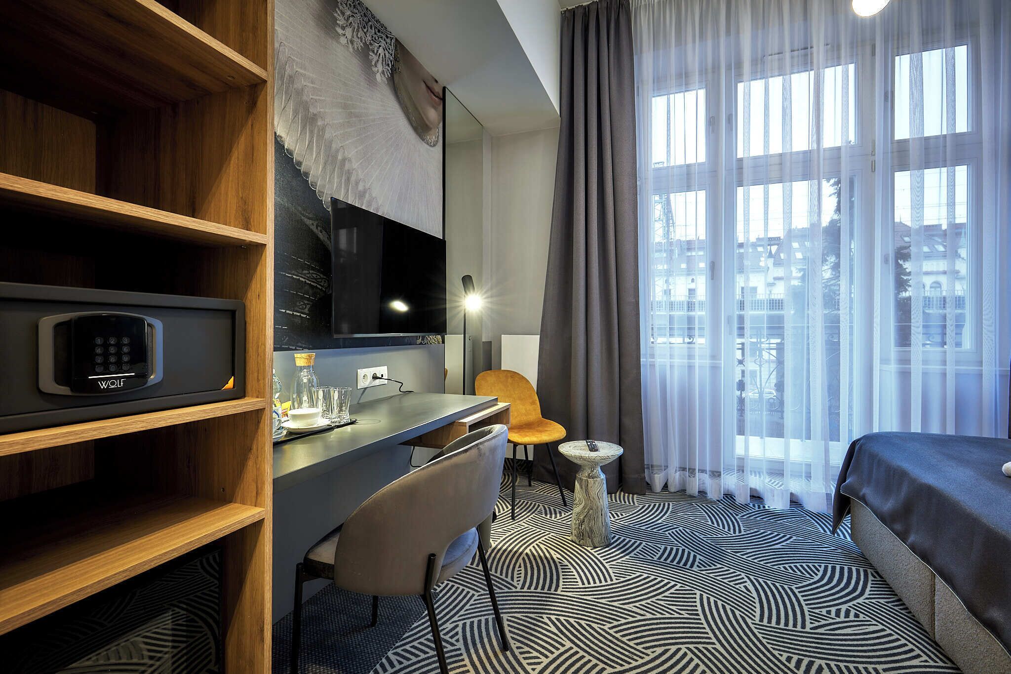 Economy-huone (for single use) | Tallelokero huoneessa, työpöytä