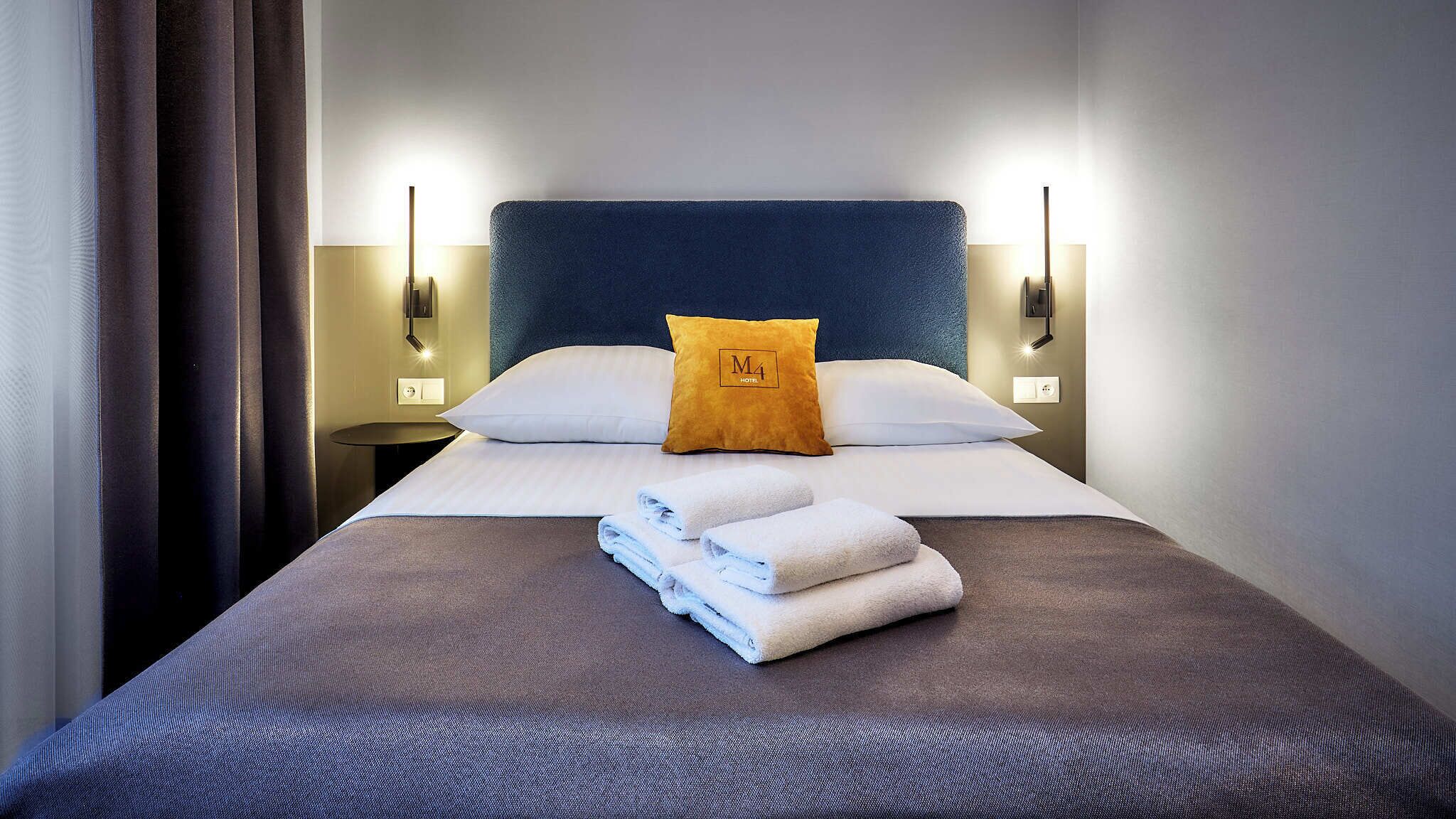 Una cassaforte in camera, una scrivania, postazione laptop