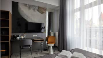 Deluxe Room | In-room safe, desk, laptop workspace, soundproofing