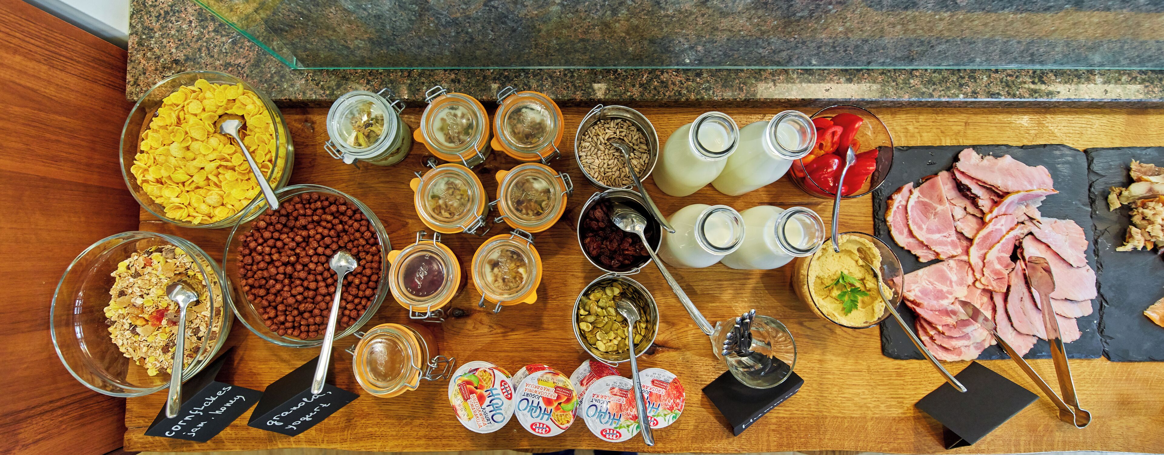 Daily buffet breakfast (PLN 70 per person)