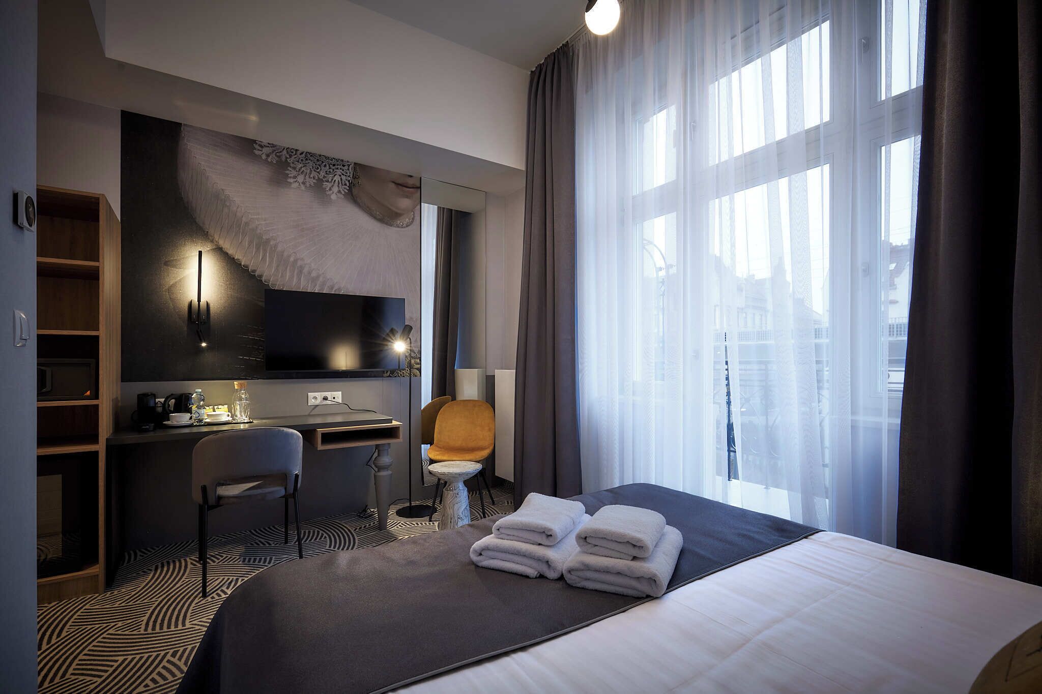 Tallelokero huoneessa, työpöytä