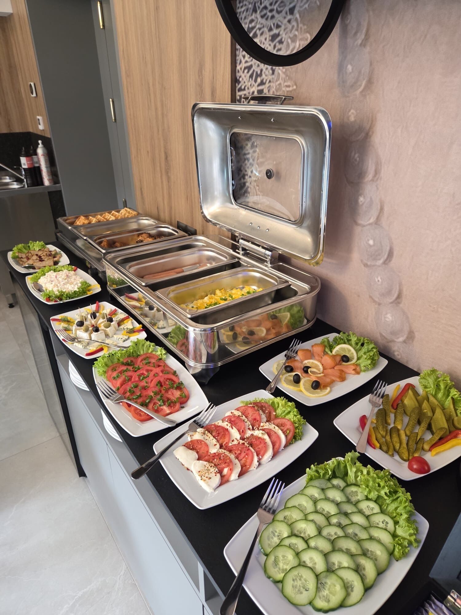 Daily buffet breakfast (PLN 70 per person)