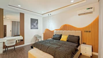 Junior-huone, parveke, kaupunkinäköala | Työpöytä, kannettavalle tietokoneelle sopiva työtila, pimennysverhot