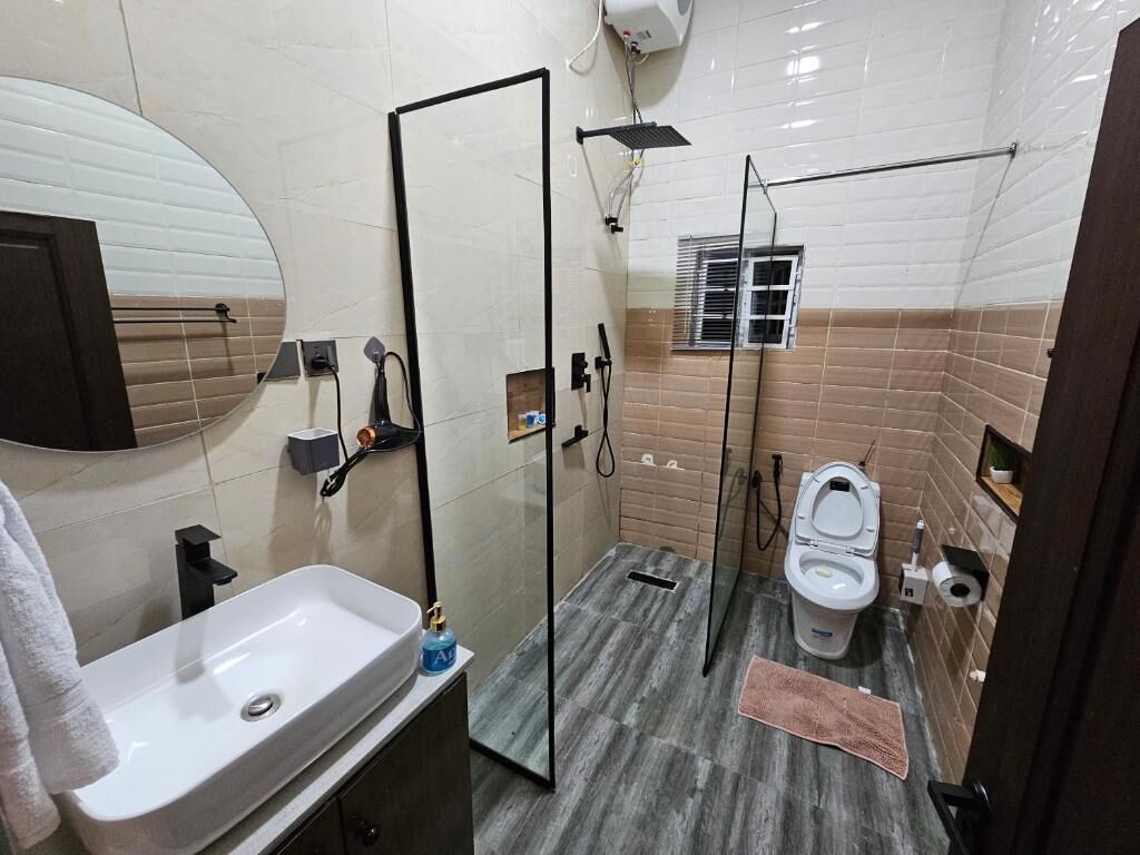 Junior Room, Balcony, City View | Bathroom | Free toiletries, hair dryer, towels, soap