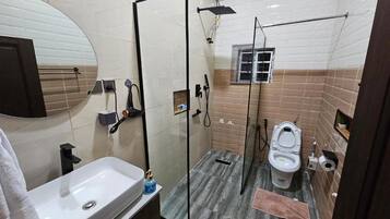 Junior Room, Balcony, City View | Bathroom | Free toiletries, hair dryer, towels, soap