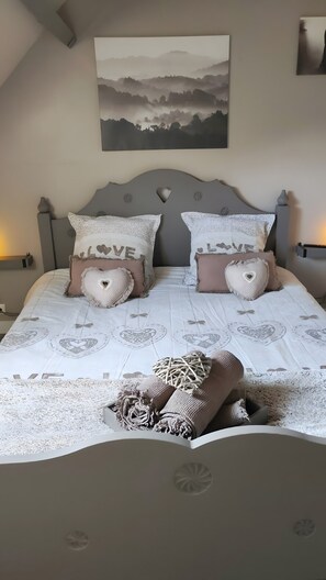 Planxa i posts de planxar, wifi i roba de llit 