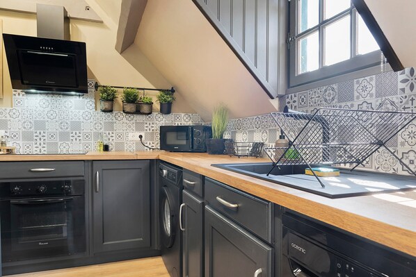 Fridge, microwave, oven, stovetop
