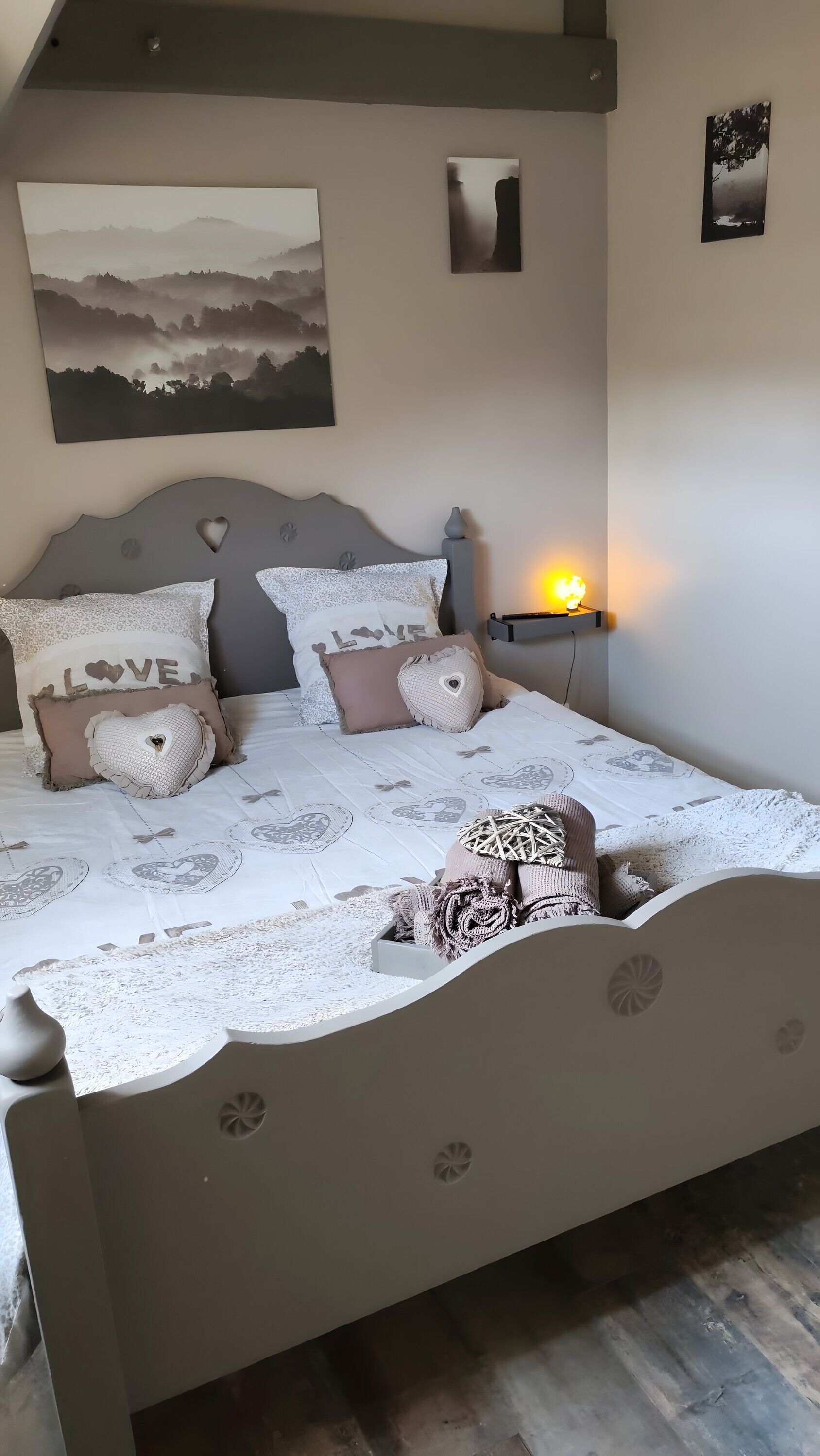 Tabla de planchar con plancha, wifi y ropa de cama 