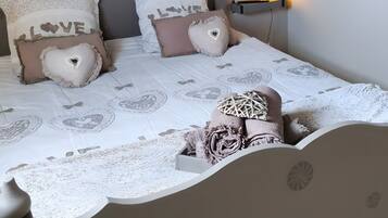 Tabla de planchar con plancha, wifi y ropa de cama