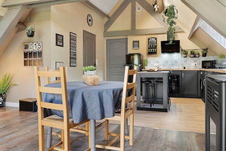 お食事. Gîte l'Estaing with Spa, Nordic Bath & Sauna – Exceptional Mountain Views