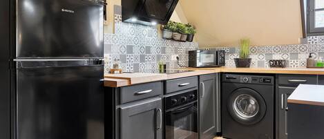 Réfrigérateur, four à micro-ondes, un four, surface de cuisson