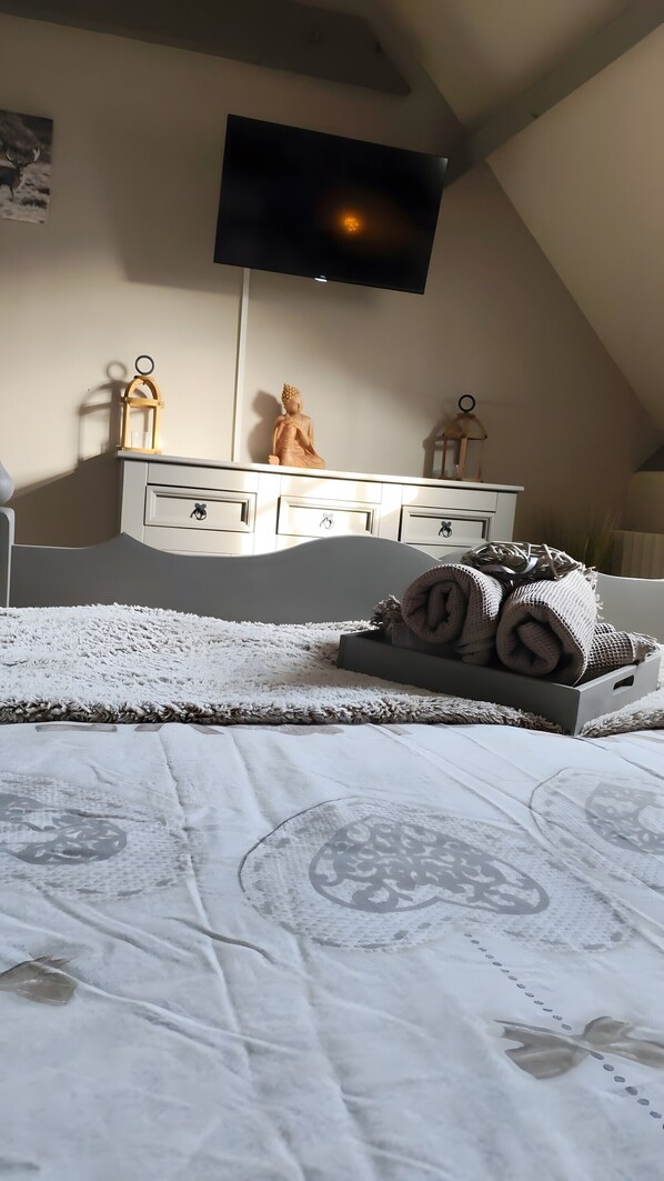 Silitysrauta/-lauta, Wi-Fi, vuodevaatteet