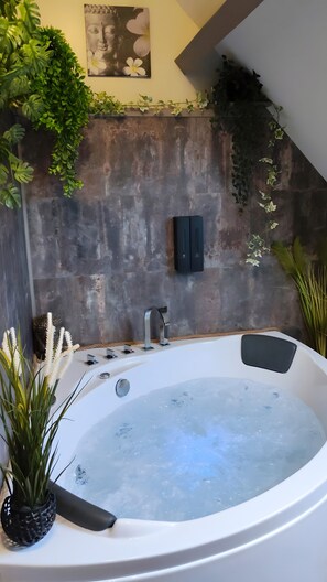 Douche, sèche-cheveux, serviettes fournies