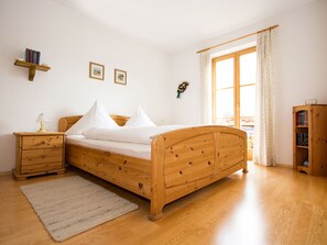 1 bedroom, in-room safe, iron/ironing board, travel cot - Landhaus Albrecht - Holiday apartment 02 (51 m²) for 2 guests with large balcony (Mittenwald)