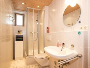 Dusche, Haartrockner, Handtücher, Seife