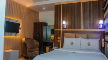 Työpöytä, kannettavalle tietokoneelle sopiva työtila, ilmainen Wi-Fi