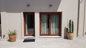Exterior detail - Ocean Villas Suite open plan by Ocean Residences (Agia Pelagia)