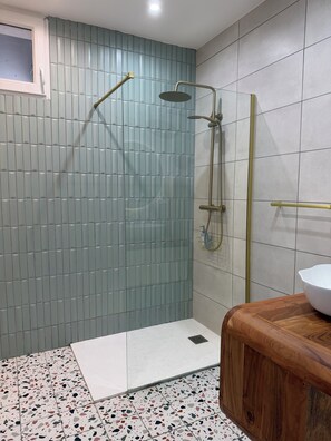 Hair dryer, towels, soap, toilet paper - Design apartment facing the sea (La Seyne-sur-Mer)