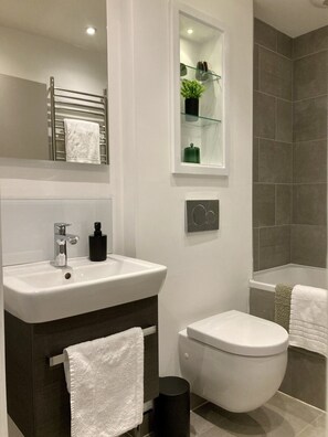 Bathroom - Richmond High Street Flat – Station Steps Away (Greater London)