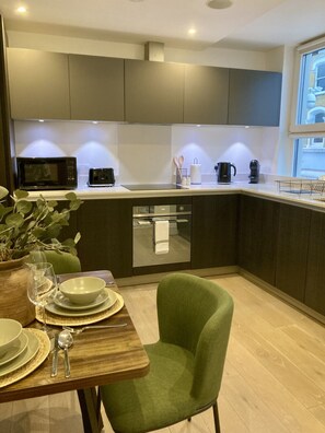 Fridge, microwave, oven, stovetop - Richmond High Street Flat – Station Steps Away (Greater London)