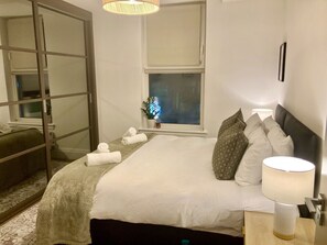 1 bedroom, iron/ironing board, WiFi, bed sheets - Richmond High Street Flat – Station Steps Away (Greater London)