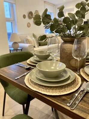 Dining - Richmond High Street Flat – Station Steps Away (Greater London)