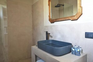 Shower, hair dryer, bidet, towels - Favignana Luxury - Design Villa with Sea View Terrace and Private Garden (Favignana)