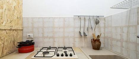 Jääkaappi, liesi, kahvin-/teenkeitin