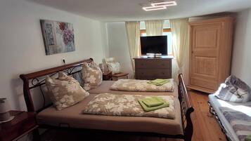 Een strijkplank/strijkijzer, wifi, beddengoed