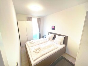 豪華公寓, 2 間臥室, 庭園景觀 | 書桌、筆電工作空間、遮光布/窗簾、隔音