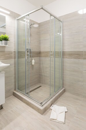 Apartment, 1 Bedroom, Courtyard View | Bathroom - Budapest Downtown Residence LEO (Budapest)