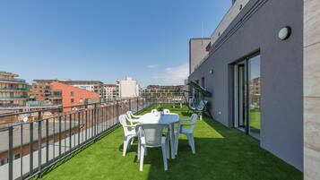 Premium Penthouse, Courtyard View | Outdoor dining