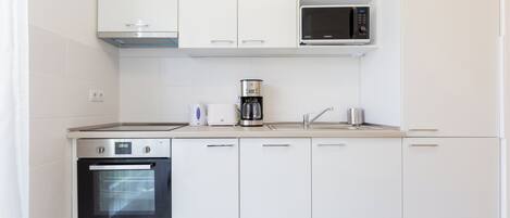 Penthouse Premium, vue cour intérieure | Cuisine privée | Réfrigérateur, micro-ondes