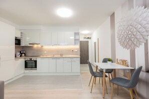 Apartment, 1 Bedroom, Courtyard View | Dapur peribadi | Peti sejuk, ketuhar gelombang mikro, cerek elektrik, pembakar roti 