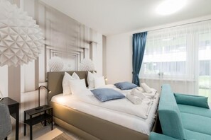 書桌、手提電腦工作空間、遮光窗簾/窗簾、隔音