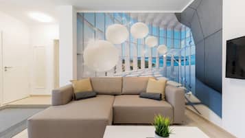 Prémium penthouse, kilátással az udvarra | Nappalirész | Síkképernyős tévé
