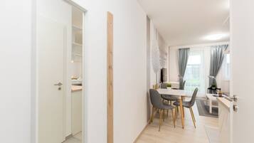 Apartment, 1 Bedroom, Courtyard View | Dining