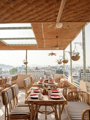 Outdoor dining - Bun And Bunks Udaipur (Udaipur)