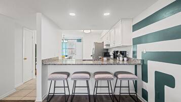 Réfrigérateur, four à micro-ondes, un four, surface de cuisson