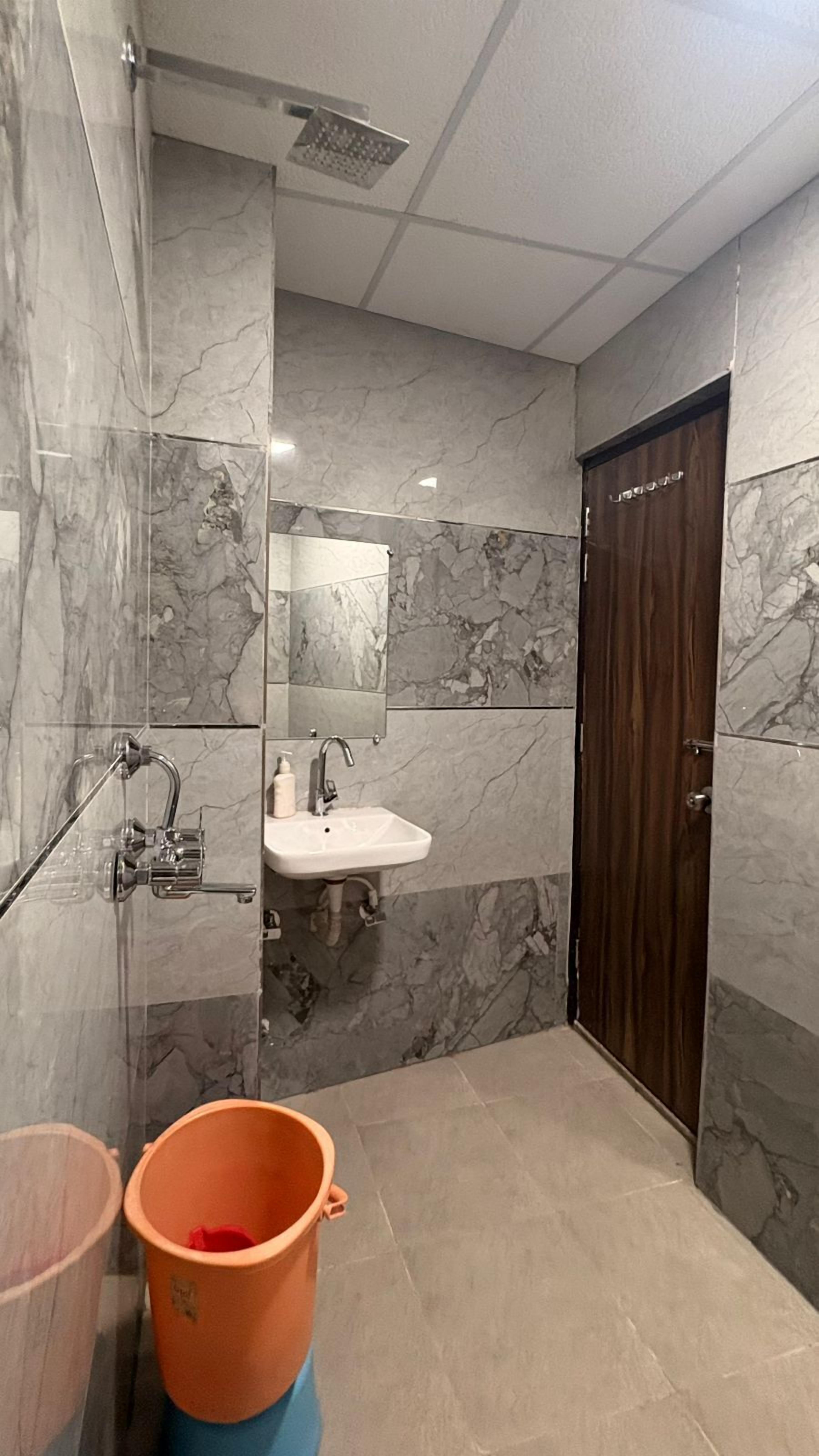 Chambre Deluxe | Salle de bain | Douche, articles de toilette gratuits